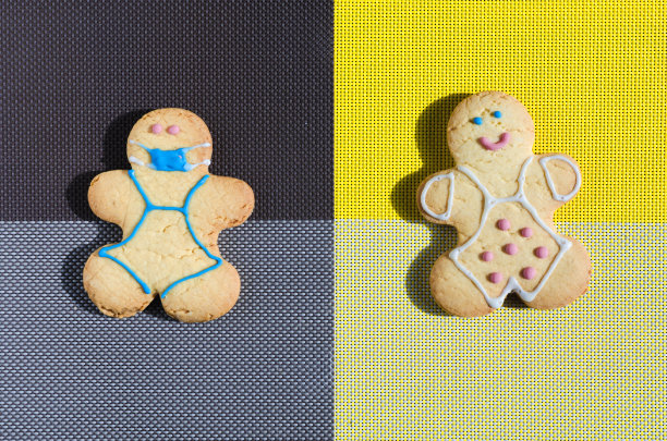 概念照片人物的蒙面男子在黑暗的背景和数字的微笑男子在光的背景与大流行有关的限制概念图片下载