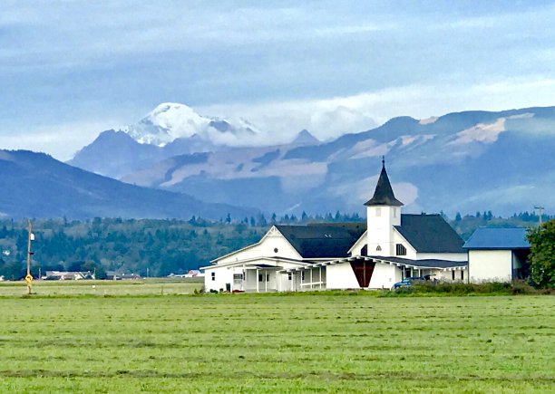 山区的乡村教堂图片下载