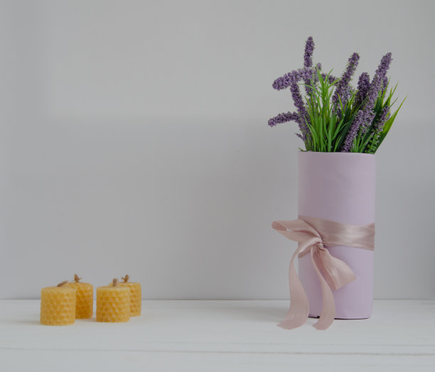 白色木质背景上的咖啡棉花糖和黄色的棉花糖图片下载