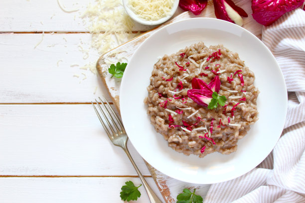 白底意大利调味饭配菊苣和帕尔马干酪。图片下载