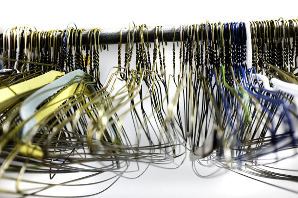 衣橱里挂衣服用的极杆铁丝衣架图片下载