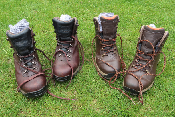 在草地上穿两双棕色的皮靴图片下载