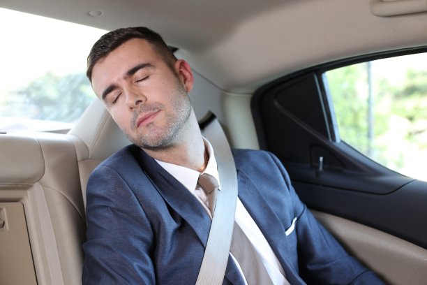 在出租车上睡觉的商人图片下载