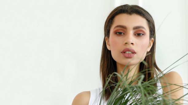 特写美丽的混血女人。图片下载