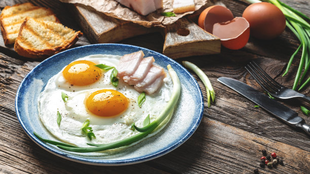 早上吃早餐。煎蛋和猪油熏肉。食品配方的背景。近距离图片下载