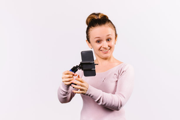 一个白人小女孩正在为她的用户直播。动机心理治疗博客在线。白色背景与侧面空间。图片下载