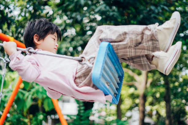 一个独自荡秋千的男孩素材图片