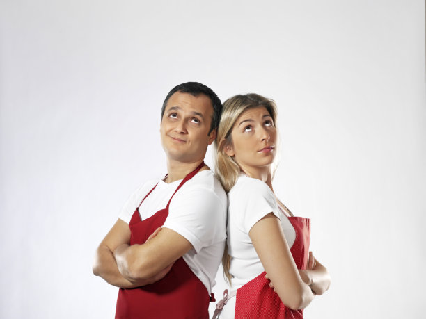 穿着围裙的年轻夫妇图片下载