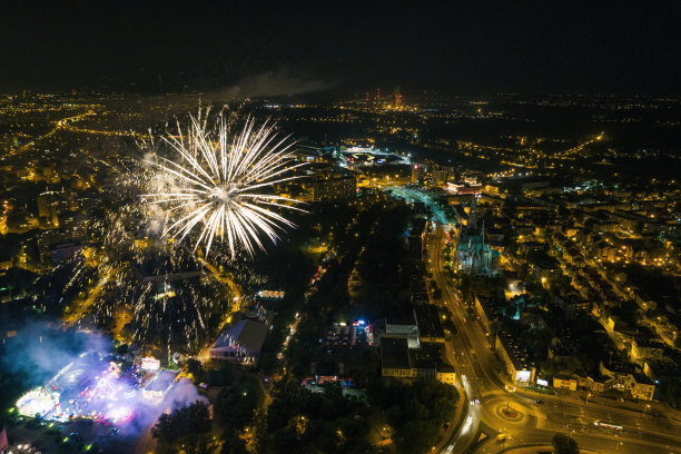 许多烟花庆祝新年在城市。新年，盛宴，野餐烟花表演。Dabrowa gornicza，波兰西里西亚无人机照片视图图片下载