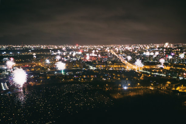 许多烟花庆祝新年在城市。新年，盛宴，野餐烟花表演。Dabrowa gornicza，波兰西里西亚无人机照片视图图片下载