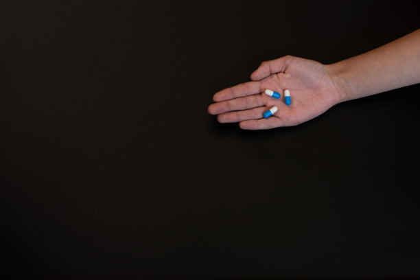 一个黑人背景下的少女手里拿着药丸图片下载