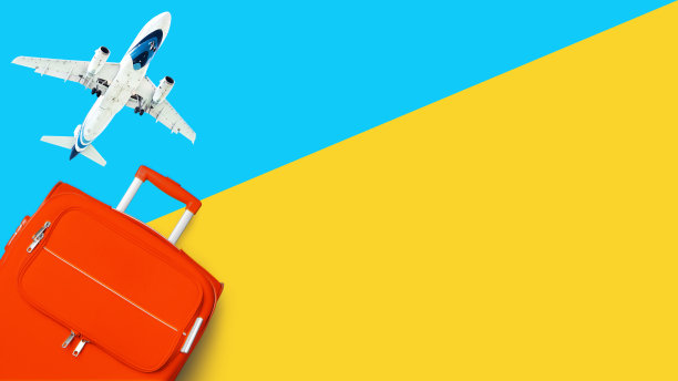 旅游横幅，暑假设计，度假概念，旅游:白色飞机在蓝天飞行，橙色行李箱，行李行李，亮黄色背景，模型，模板，空白文本复制空间图片下载