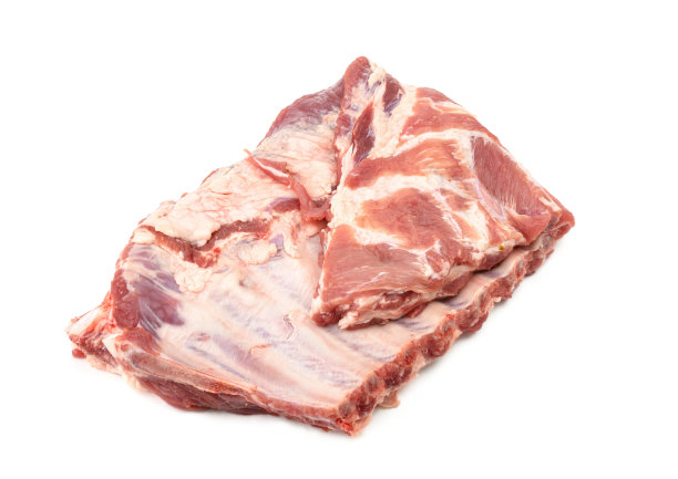 生排骨被孤立在白色的背景上。图片下载