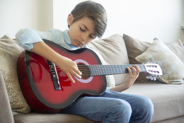 帅哥弹吉他图片下载