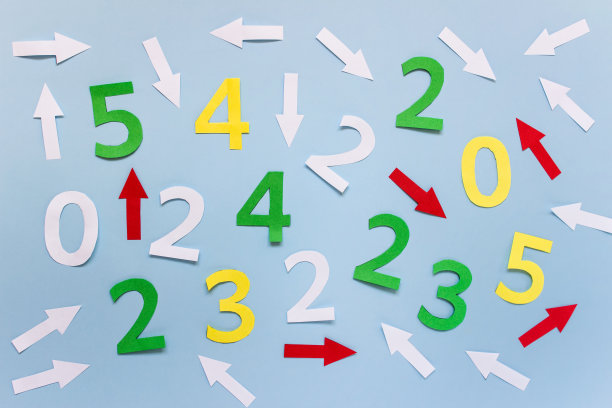 许多彩色的纸数字在蓝色的背景图片下载