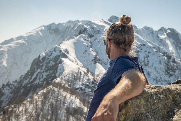 在山顶沉思山脉的徒步旅行者图片下载