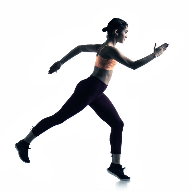 运动女性在白色背景上奔跑图片下载