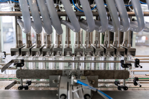瓶装水生产线。特写镜头。图片下载