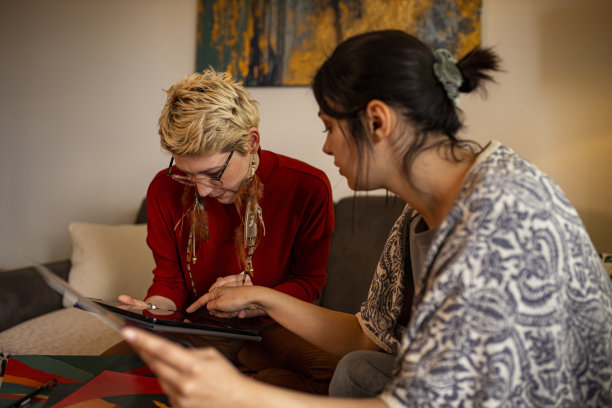 两个年轻女子在家里一起设计图片下载