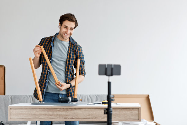 调整或修理椅子，工人用电动螺丝刀固定、组装木凳图片下载