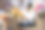 一个年轻女人拿着衣服打开箱子，坐在家里的地板上:库存照片图片下载