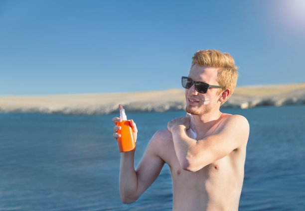 帅哥涂抹防晒霜。图片下载