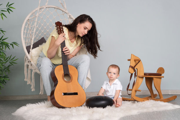 单身母亲花时间陪伴蹒跚学步的儿子。图片下载
