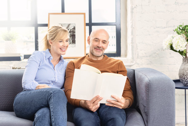 幸福的夫妇在家里的沙发上休息图片下载