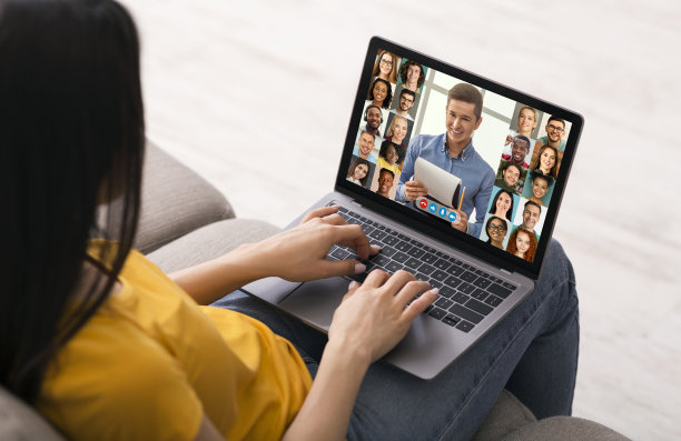 在线教育的概念。在家用笔记本电脑学习，拼贴画图片下载