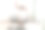 非洲男子戴着耳机在家锻炼图片下载
