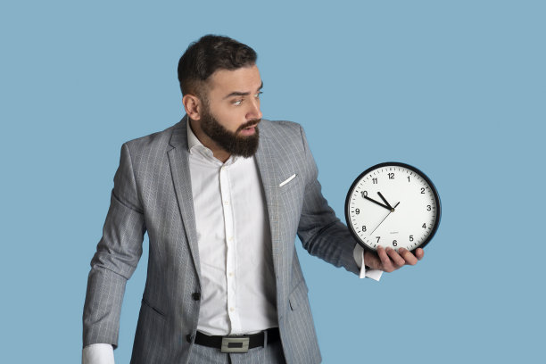 害怕的办公室员工时钟错过截止日期在蓝色工作室背景图片下载