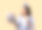 戴着帽子的快乐亚洲女人在笔记本电脑上做视频通话图片下载