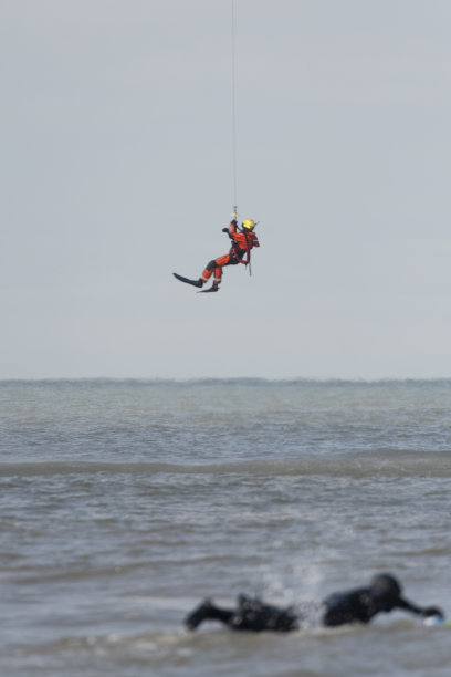 一架下面挂着一个人的救援直升机图片下载