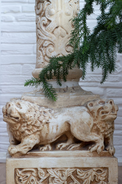 有狮子的古代圆柱的底座图片下载