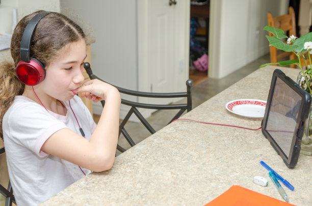 女孩在家上学图片下载