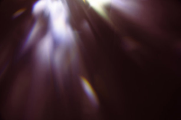 彩色温暖的彩虹光漏在黑色背景与灰尘纹理图片下载