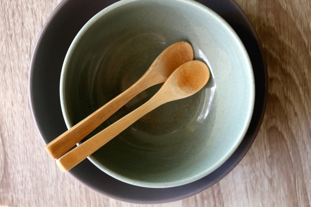 陶瓷和木制餐具图片下载