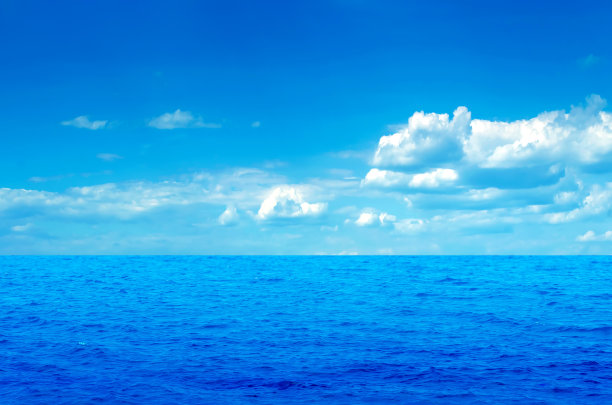 完美的蓝天，有云和大海的水图片下载