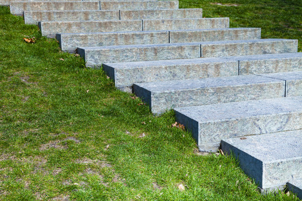 绿色草坪间的石阶。图片下载