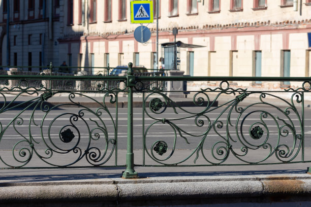 欧洲城市圣彼得堡的桥和城市街道的锻造栅栏的碎片图片下载