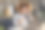 视频通话中微笑的卷发女商人。库存图片图片下载
