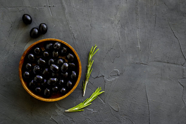 装黑橄榄的木碗。俯视图，文本空间图片下载