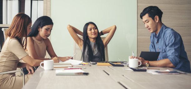 幸福多元化商务团队会议公司办公室办公桌在公司会议室。亚洲团队的合作伙伴头脑风暴讨论，多民族的人坐在一起分享想法，团队在会议室图片下载