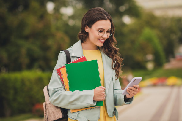 蛮积极的人的照片，背背包，拿书，笔记本，看手机，写博客，在户外图片下载