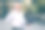 白发苍苍的老人照片在市中心户外做可以标牌拿着笔记本电脑图片下载