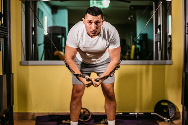 一个男人在健身房做胸操图片下载