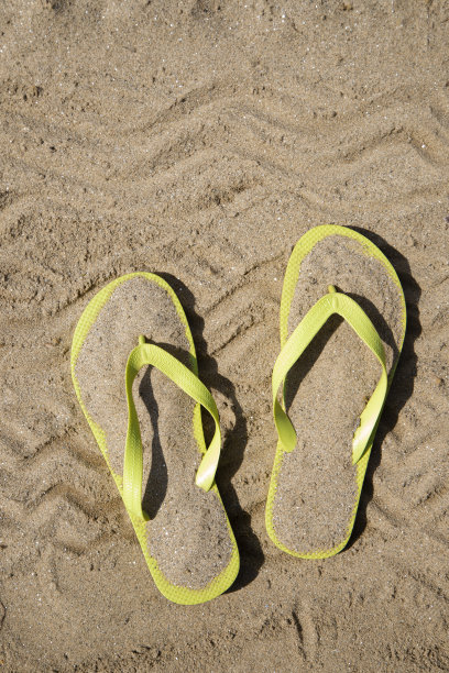 沙滩上的沙滩人字拖图片下载