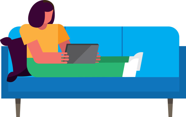 坐在沙发上用笔记本电脑在家工作的女人图片下载