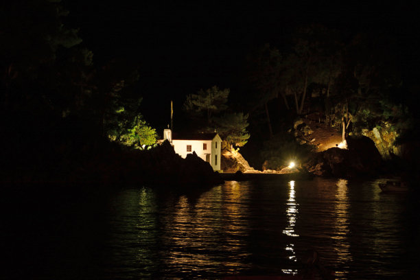 田园诗般的教堂视图。图片下载