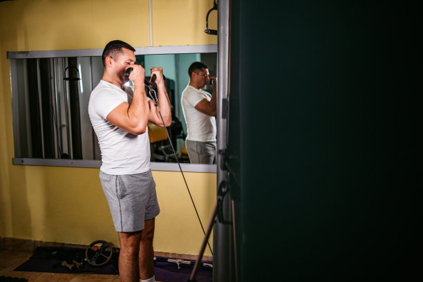 健身房里的二头肌图片下载